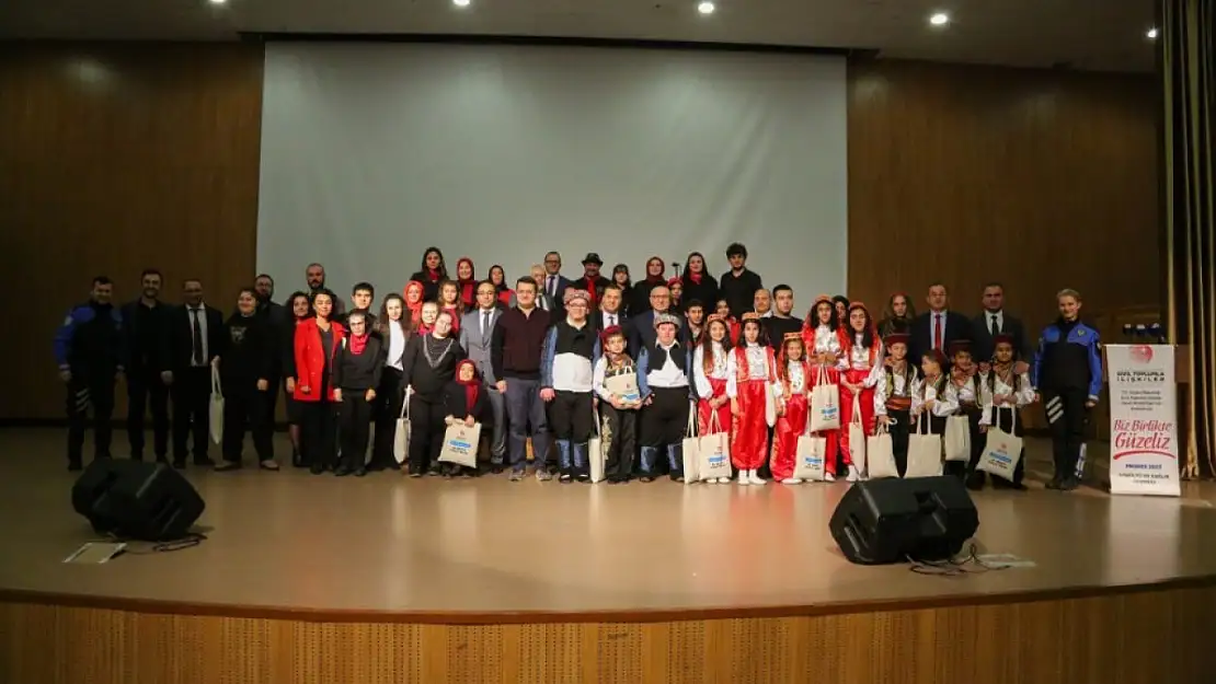 Engelli Korosu ve Engelliler Folklor Gösterisi İzleyenleri Büyüledi