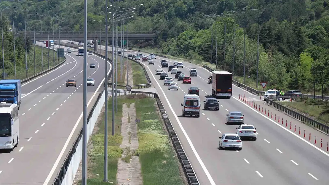 Erkenden yola çıkan tatilciler Bolu geçişinde akıcı yoğunluk oluşturuyor