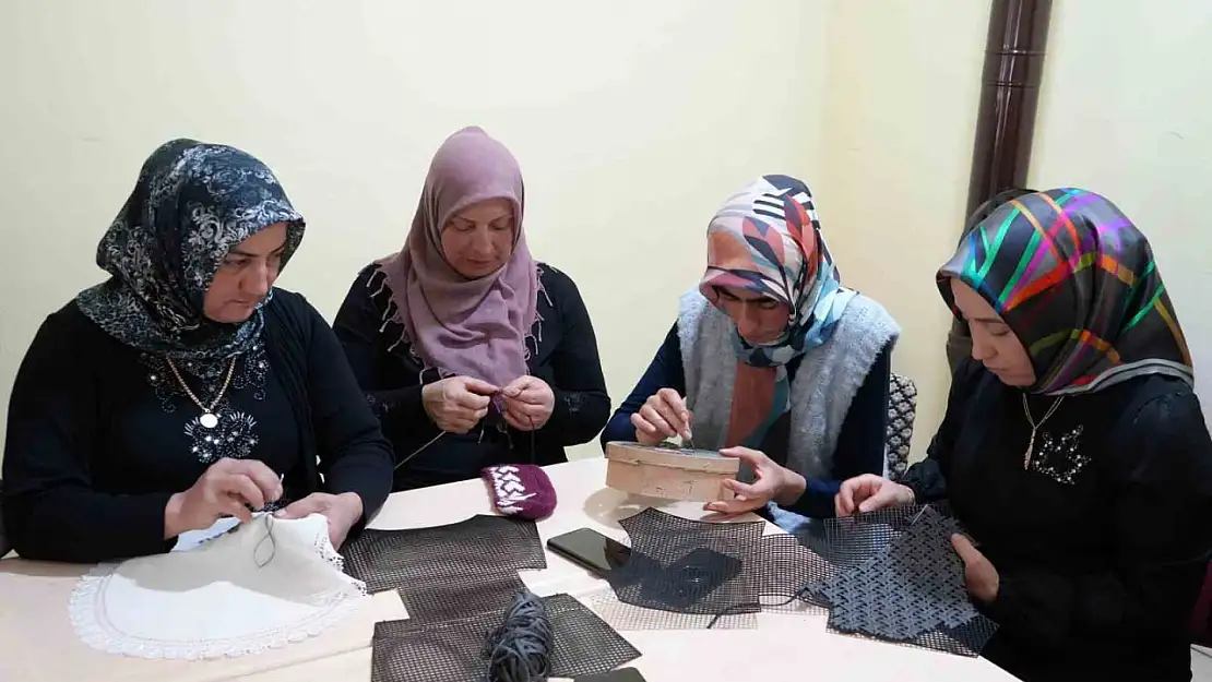 Eski köy okulunda açılan kurs kadınlara umut oldu: Hem öğreniyorlar hem para kazanıyorlar