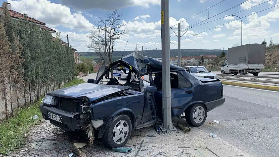 Eskişehir'de virajı alamayan otomobil ağaca ve direğe çarparak durabildi