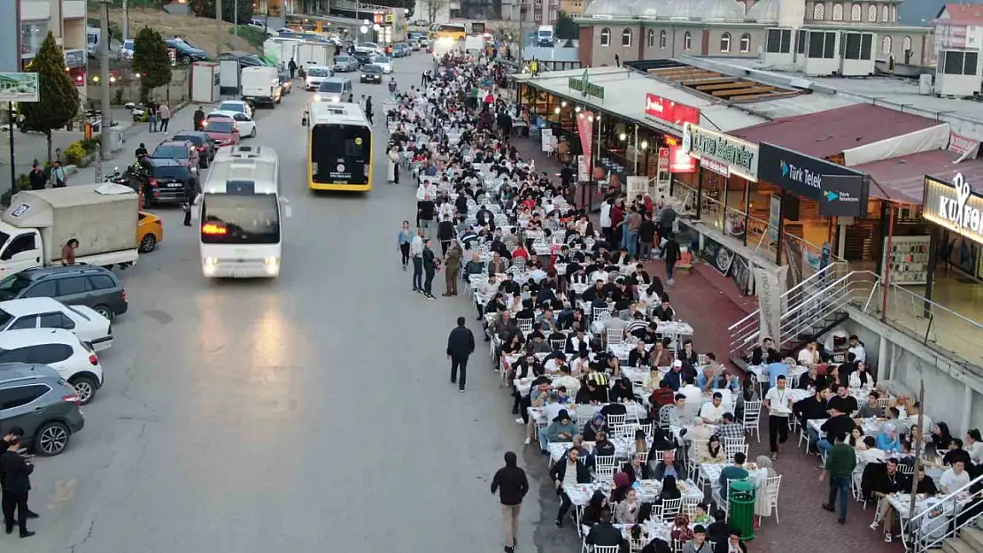 Esnaf ile üniversite öğrencileri iftarda bir araya geldi