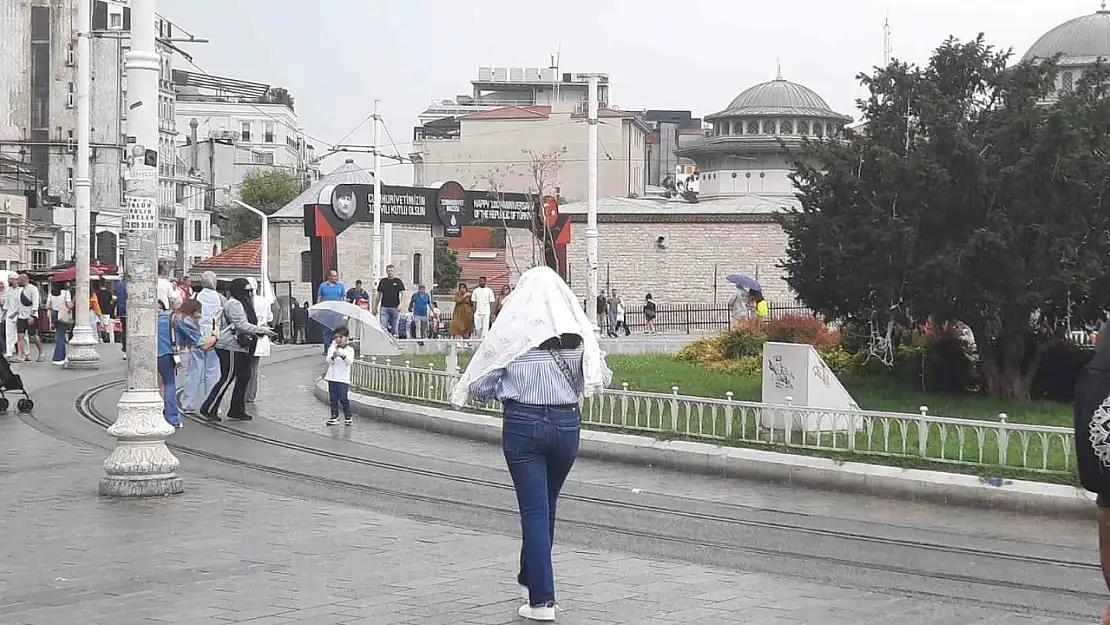 Etkili yağışa Taksim'de yakalanan vatandaşlar zor anlar yaşadı