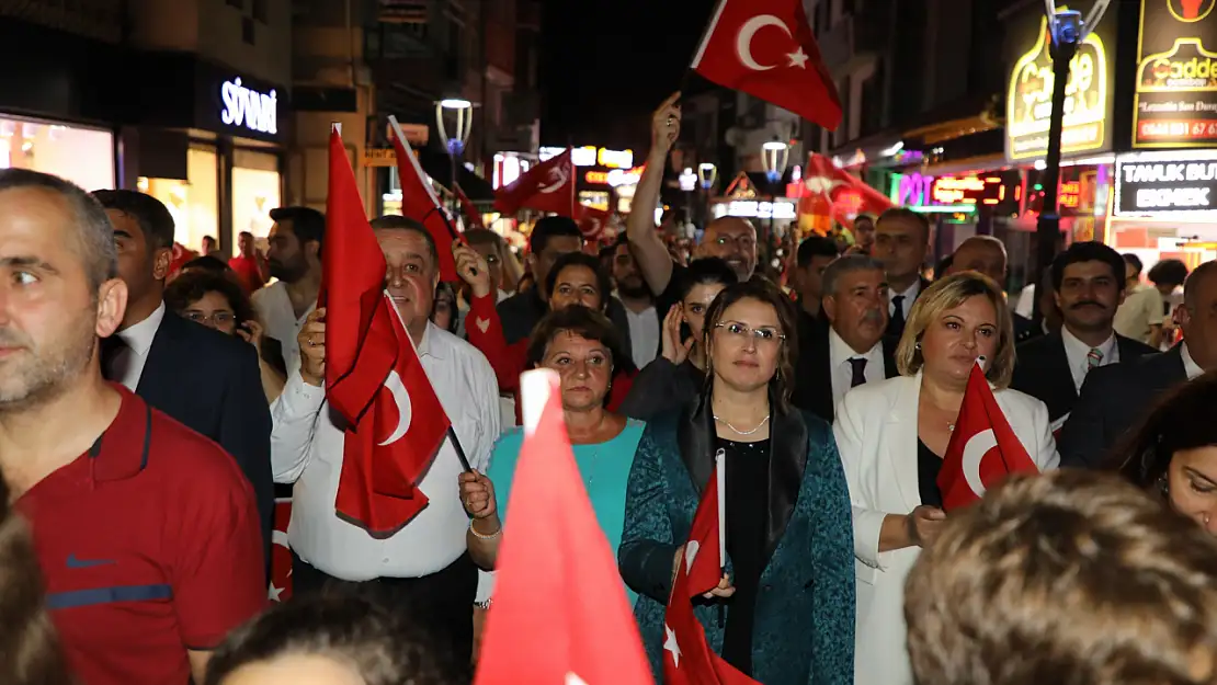 Fener alayı yürüyüşü geceyi aydınlattı