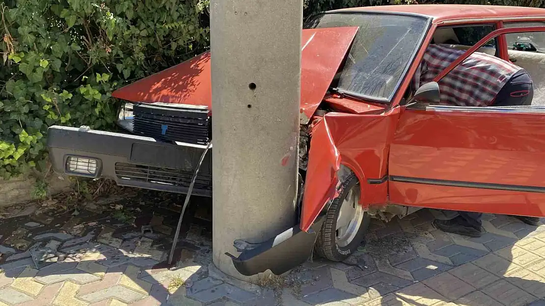 Önce araca, ardında beton direğe çarptı: 1 yaralı