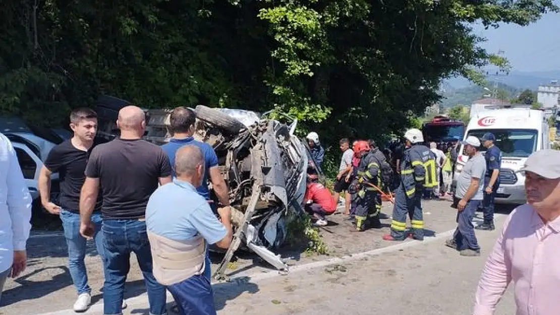 Fındık işçilerini taşıyan minibüs ile otomobil çarpıştı, 3'ü ağır 17 yaralı