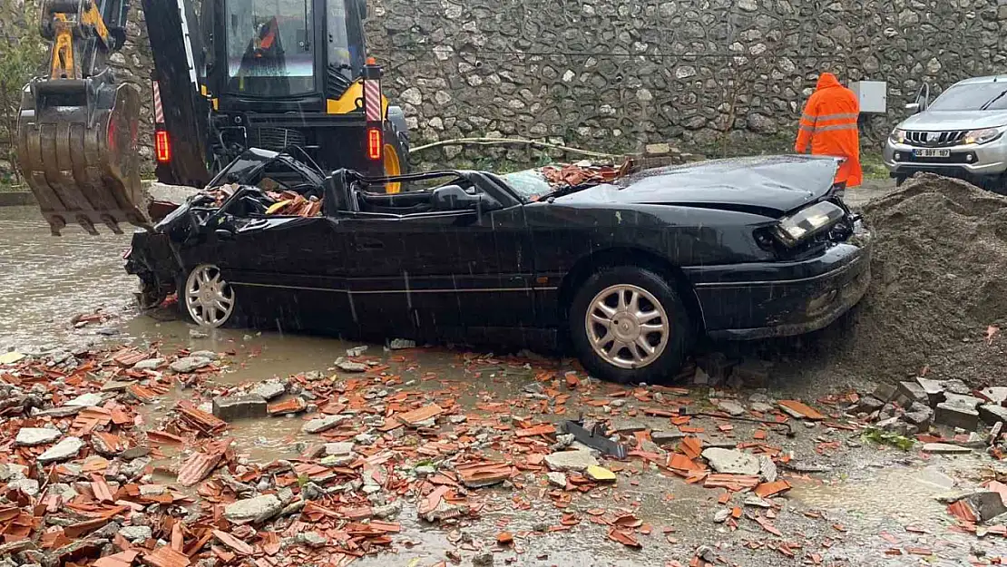 Fırtına otomobili hurdaya çevirdi