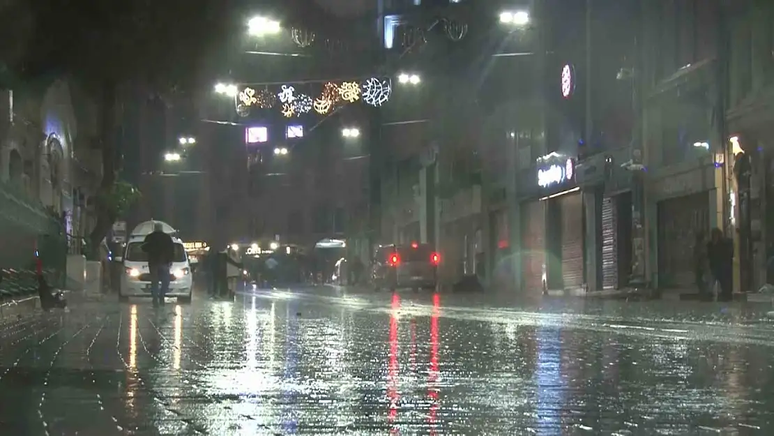 Fırtına Taksim'de vatandaşlara zor anlar yaşattı