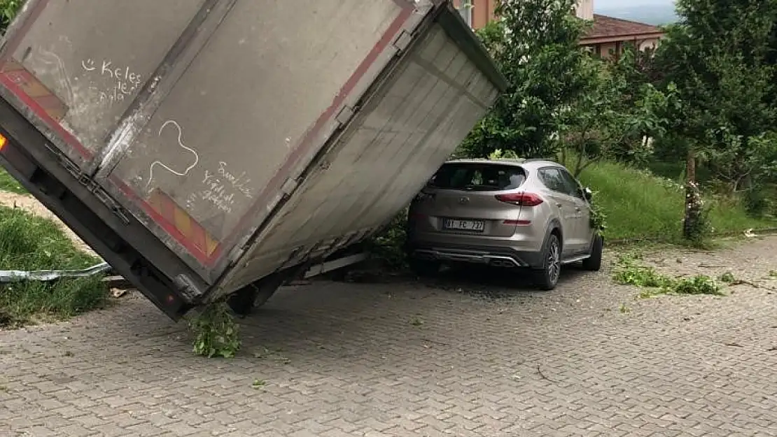 Freni boşalan kamyon aracın üzerine devrildi