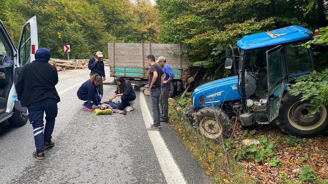 Freni boşalan odun yüklü traktör devrildi