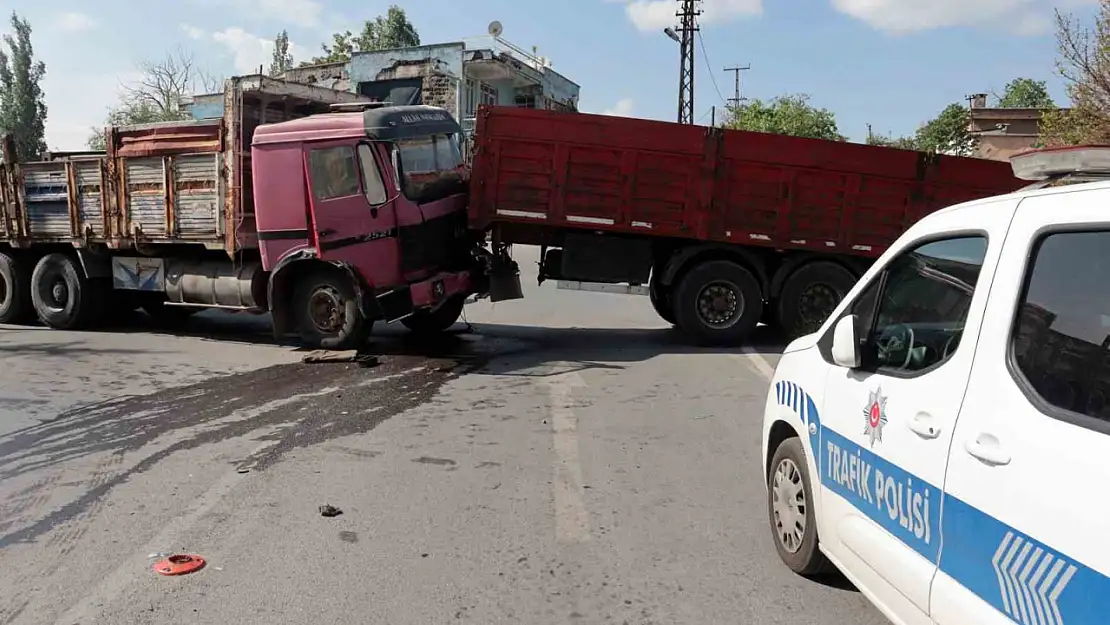 Freni patlayan kamyonet 3 aracı biçti, dorseyi kanala sürükledi: 1 yaralı