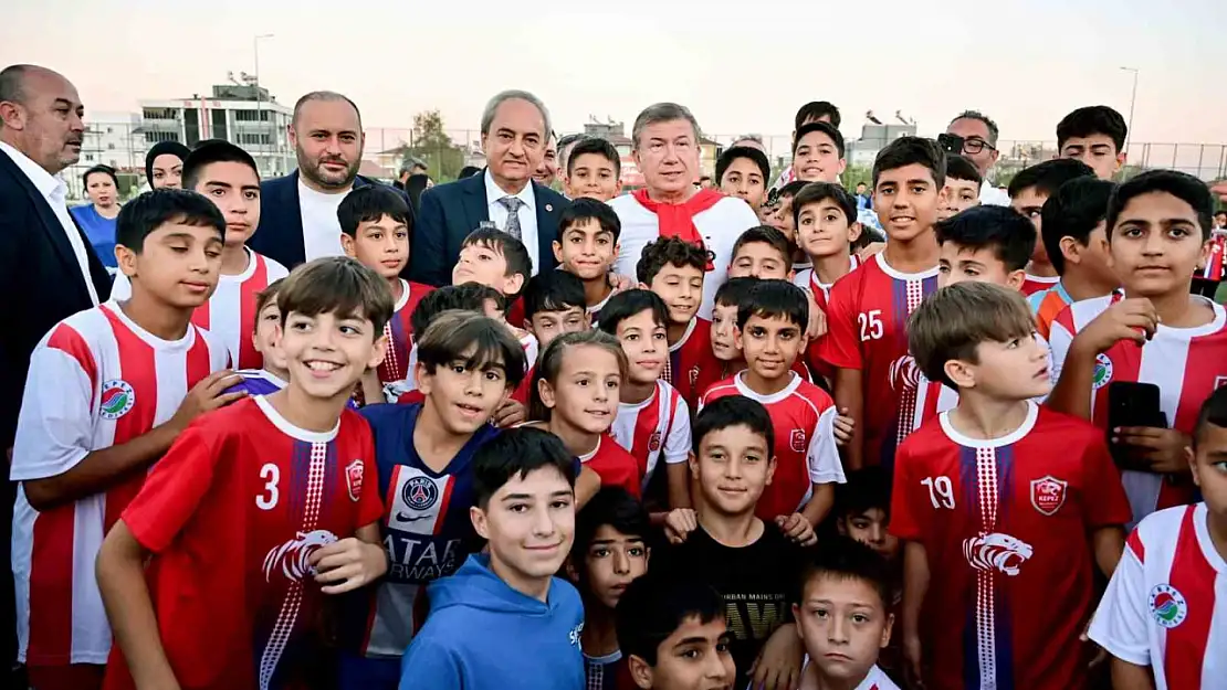 Futbolu toz toprak içinde değil, soyunma odalı çim sahada oynayacaklar