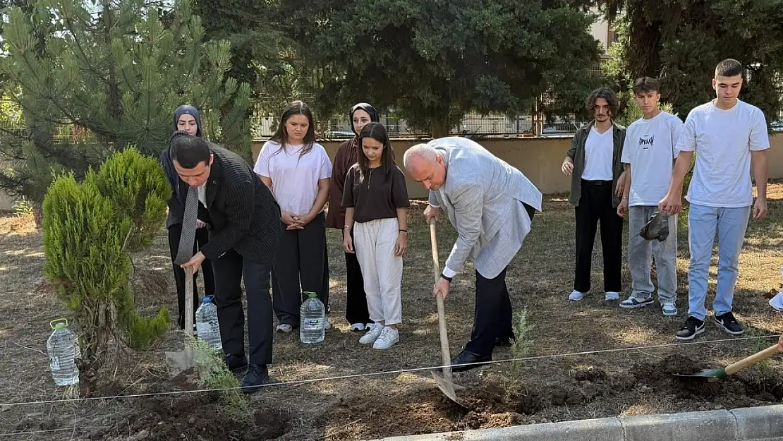 Geleceğe nefes olacak fidanlar toprakla buluştu