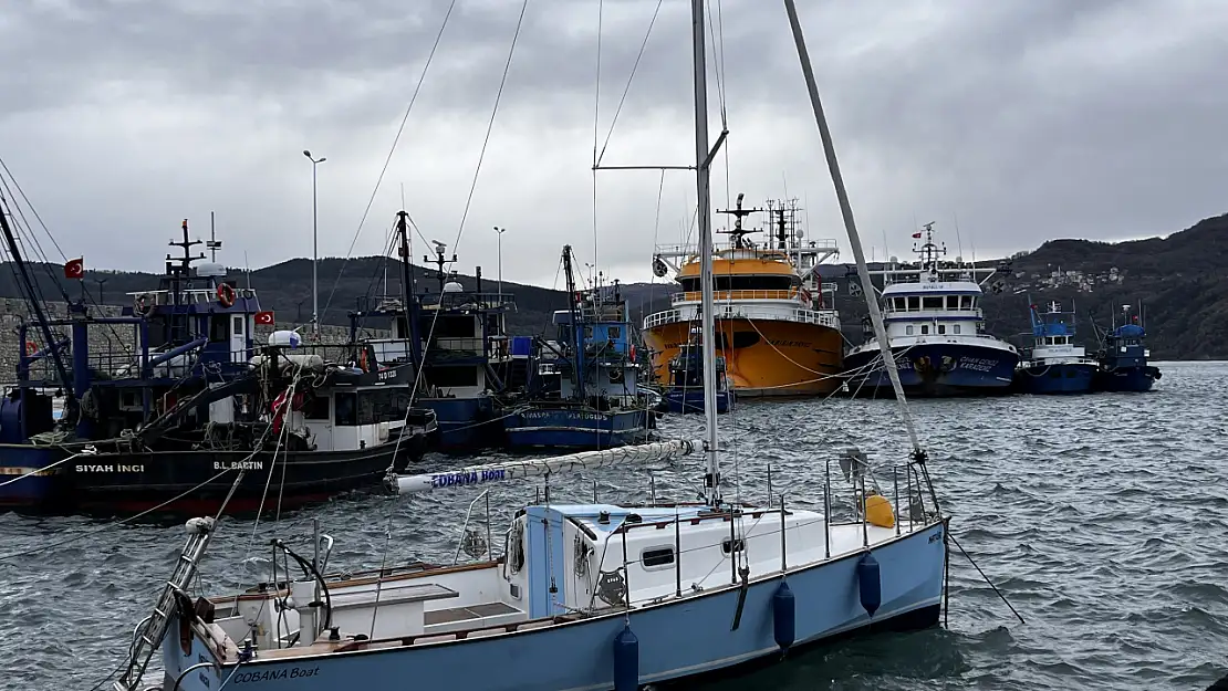 Gemi ve balıkçı tekneleri limana sığındı