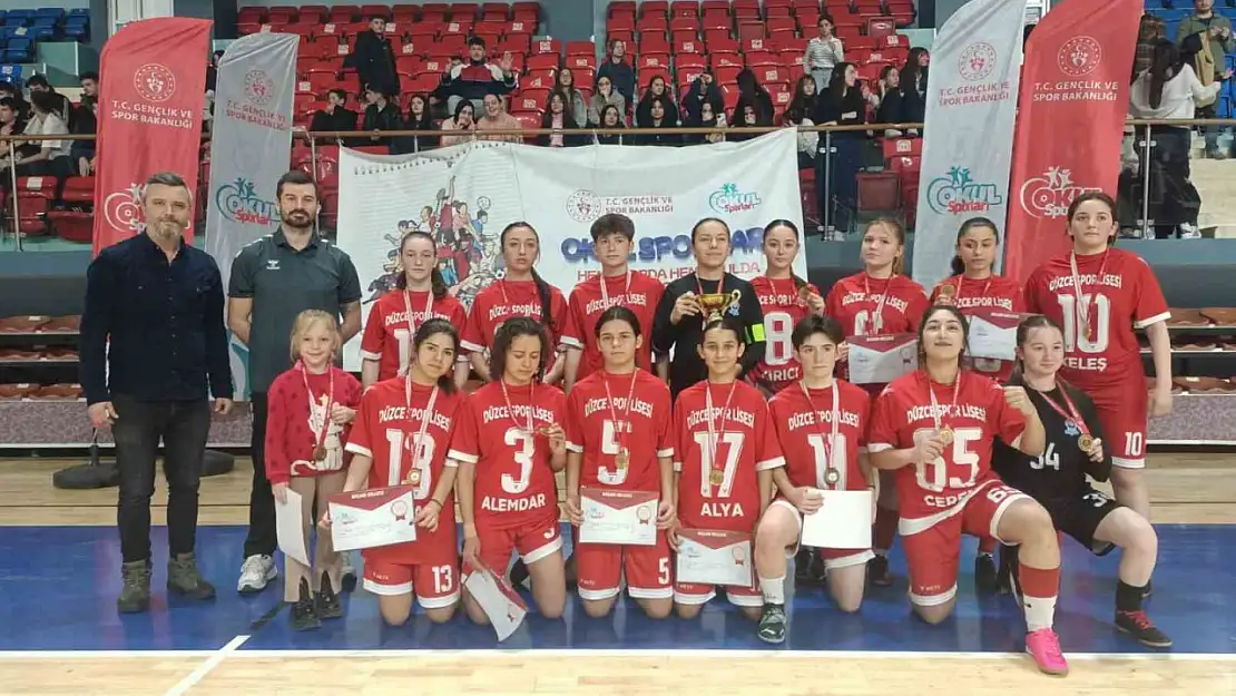 Genç kızlar futsalda şampiyon Spor Lisesi oldu