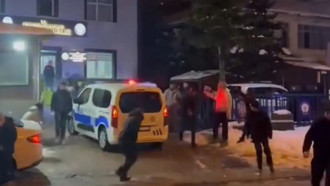 Gençler karakolda polislerle kartopu oynadı