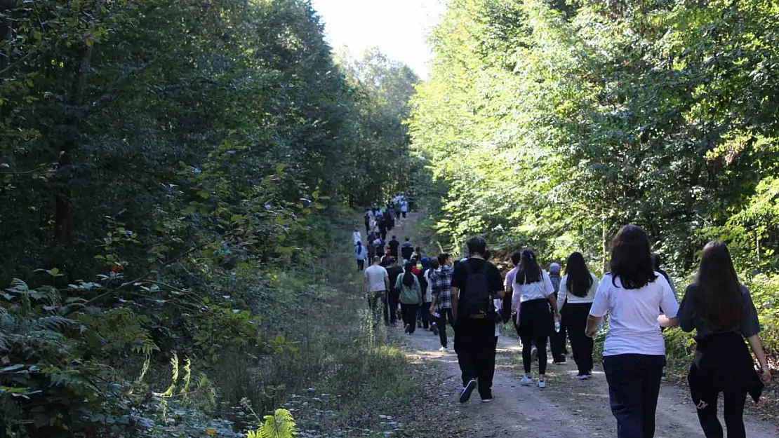 Gençler Korugöl etrafından yürüyüş yaptı