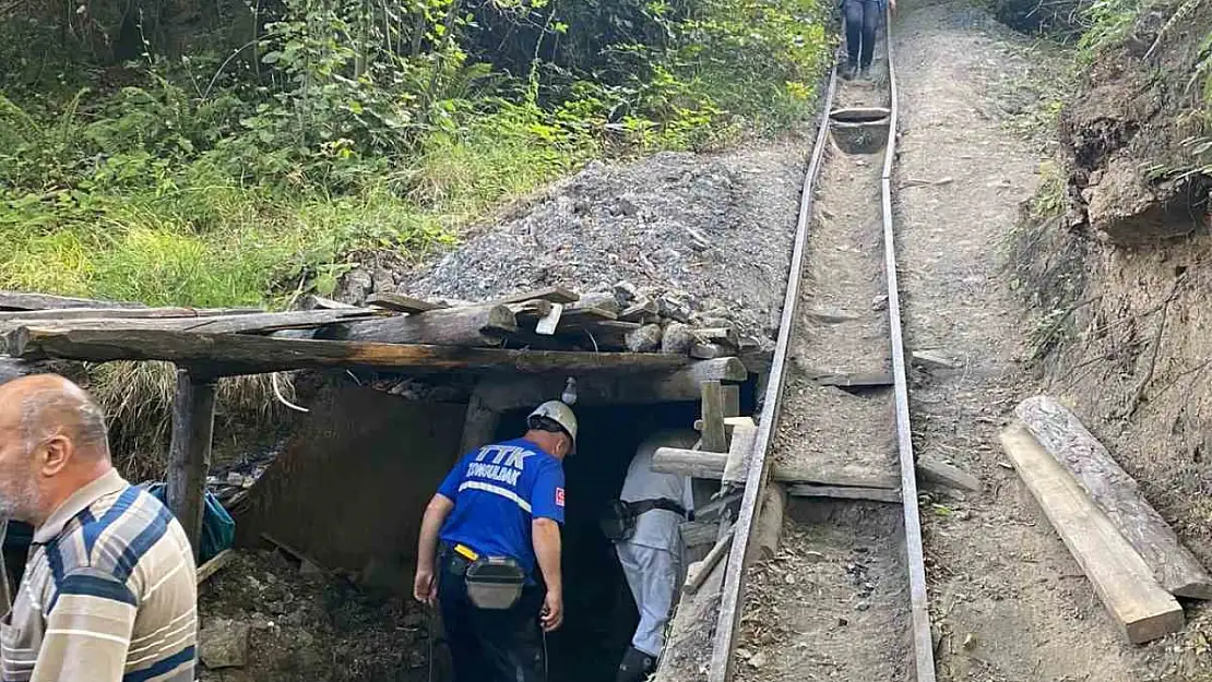 Göçükte kalan işçinin cansız bedeni 8 saat süren çalışmaların ardından çıkartıldı