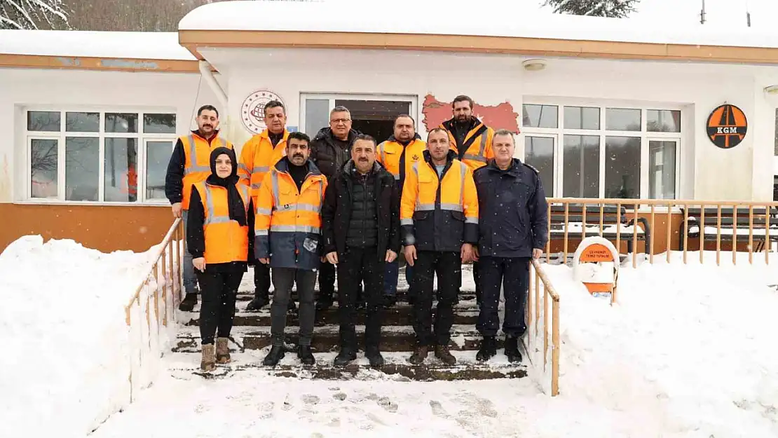 Hacıbektaşoğlu, karla mücadelede sahada görev yapan ekiplerle buluştu