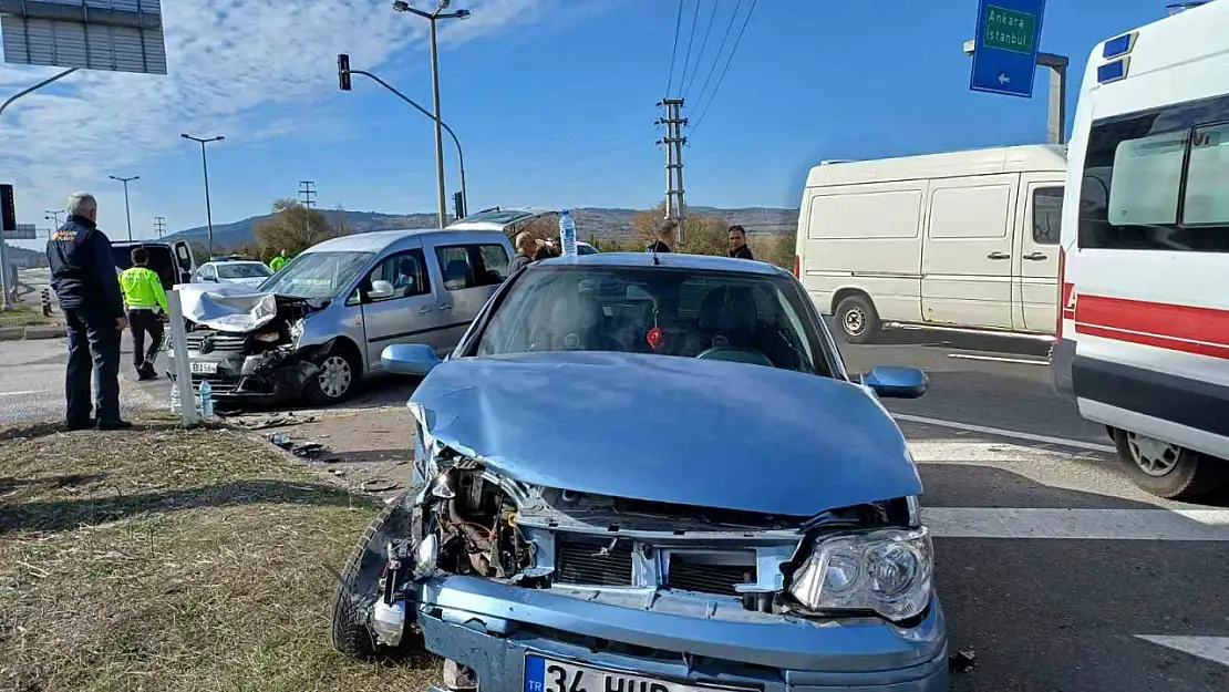 Hafif ticari araç ile otomobil çarpıştı: 7 yaralı