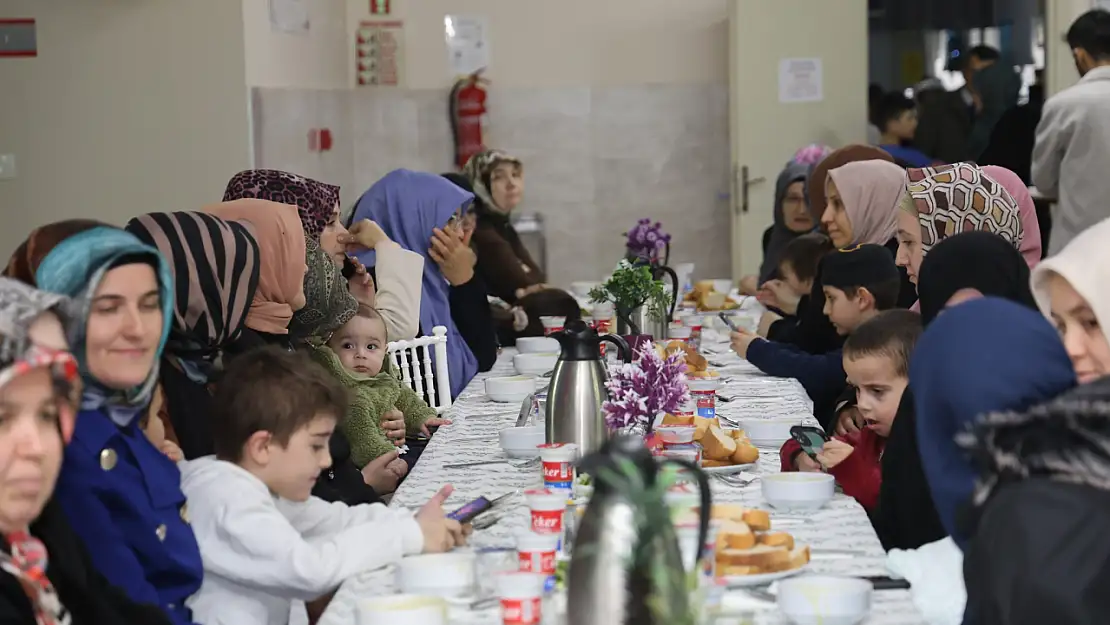 Hafız öğrenciler aileleri ile iftar yaptı