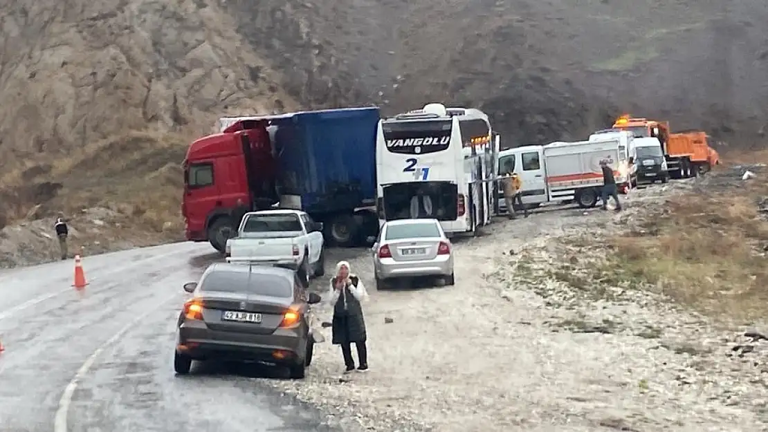 Hakkari' de trafik kazası: 3 ölü, 3 yaralı   