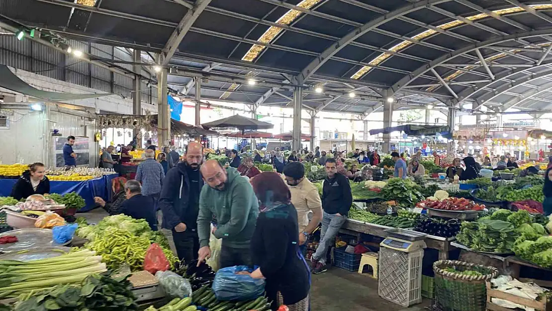 Halk pazarında alışveriş yoğunluğu