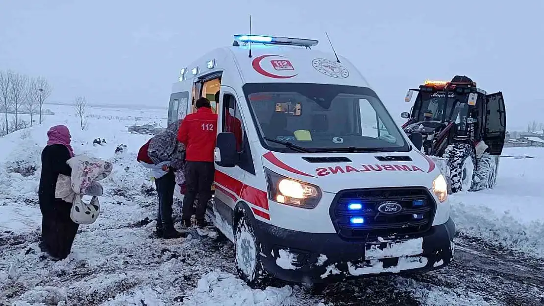 Hasta almaya giderken kara saplanan ambulansı karla mücadele ekipleri kurtardı