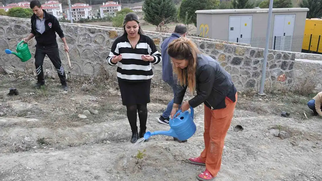 Hastane bahçesine fidan diktiler