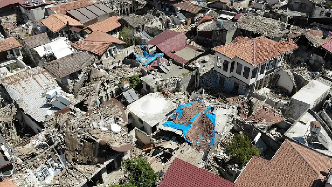 Hatay'ın tarihi caddesi enkaz yığınına döndü   