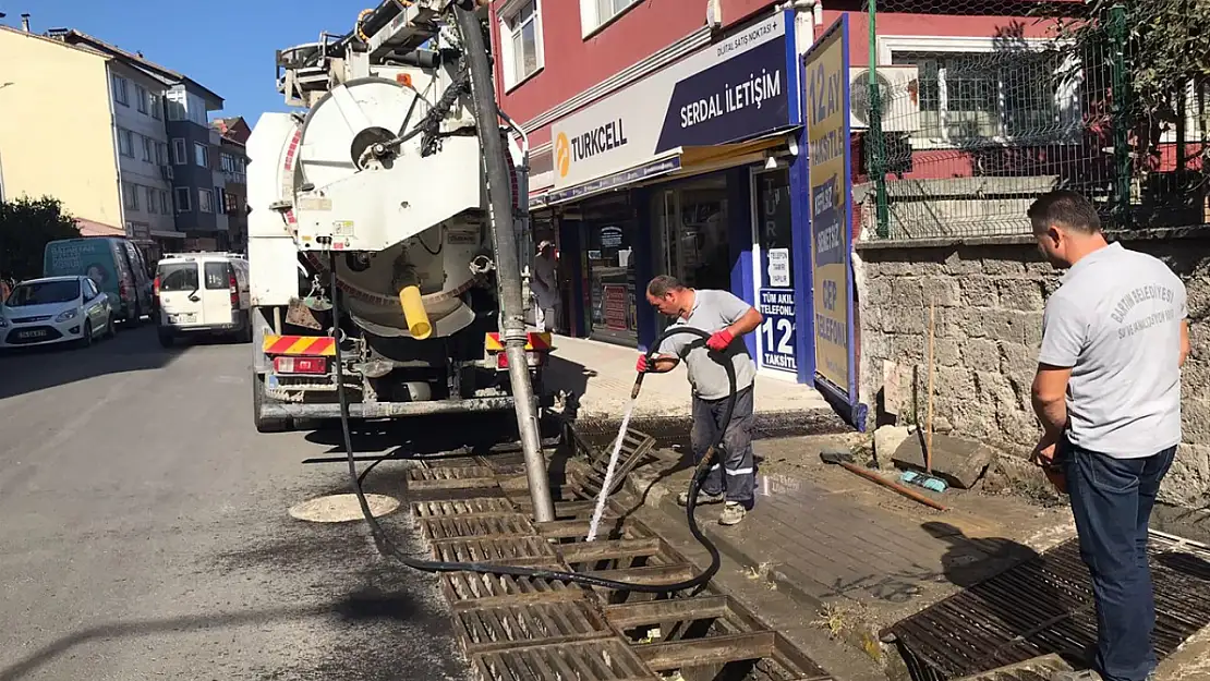 Hendekyanı Caddesi'nde yağmur suyu hatları temizlendi