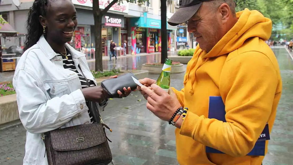 Her gören Afrikalı zannediyor, gerçeği öğrenince şaşkına dönüyor