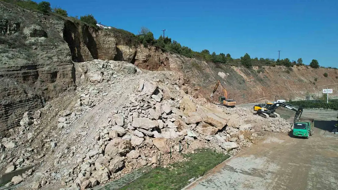 Heyelan OSB'deki iki fabrikanın yolunu kapattı