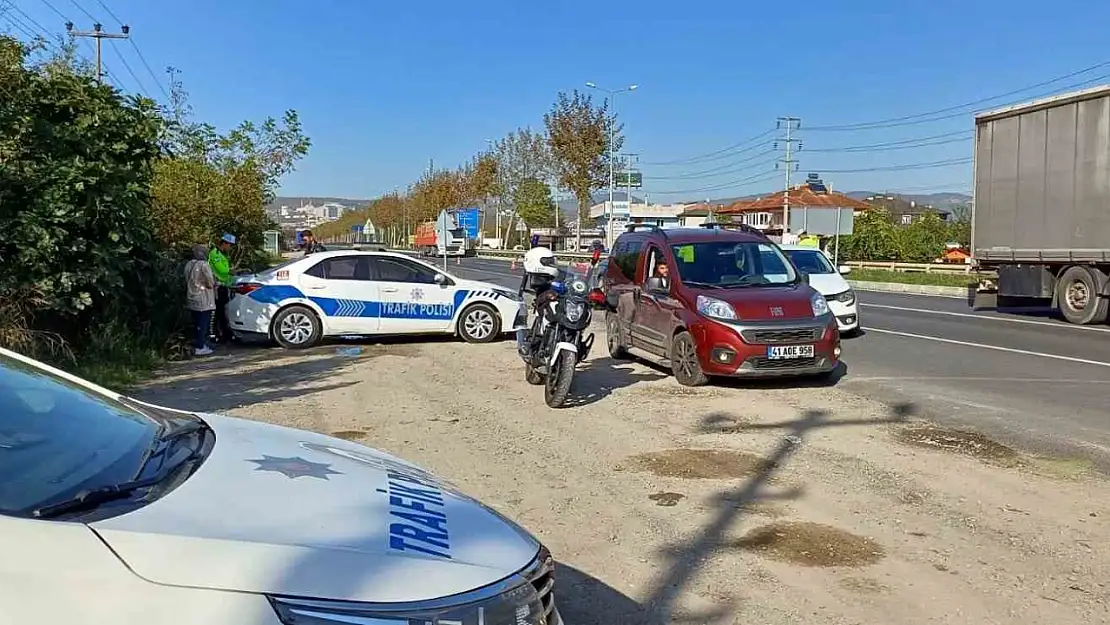 Hız limitlerini aşınca polise takıldılar