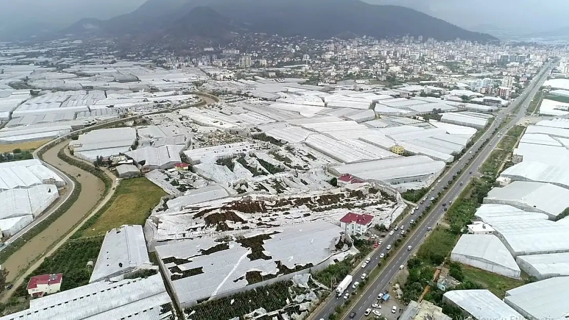 Hortumun Anamur'da hasarlara yol açtı