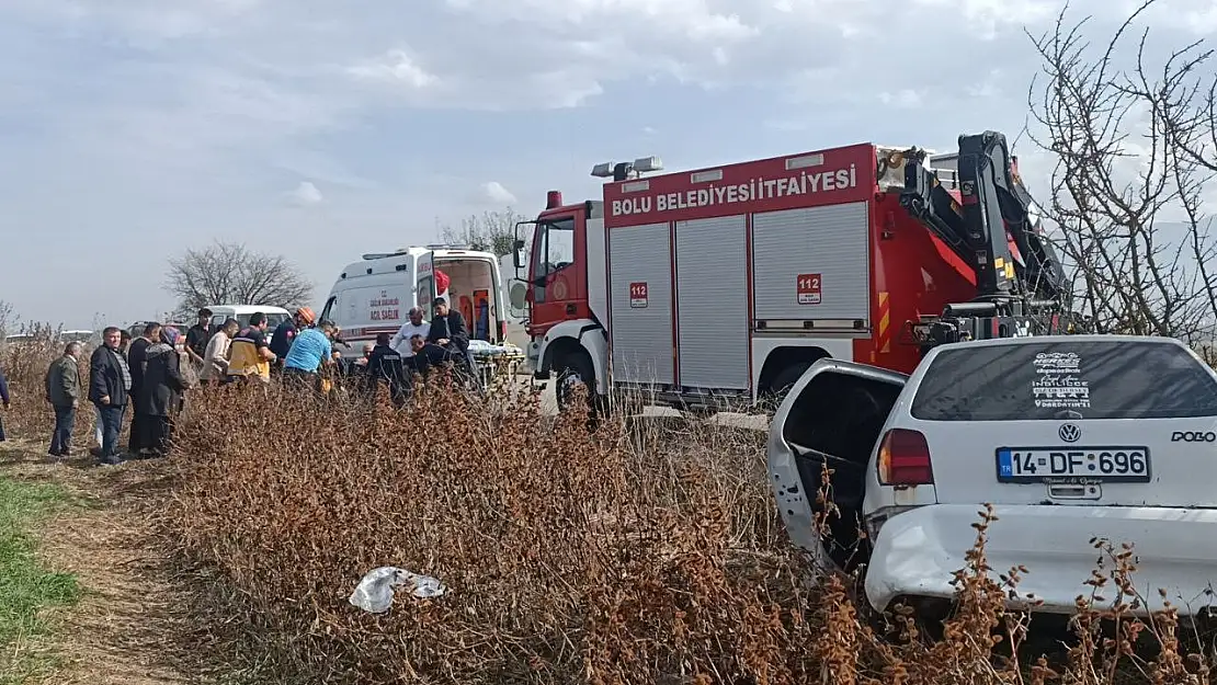 İki ağacı deviren otomobil kullanılamaz hale geldi