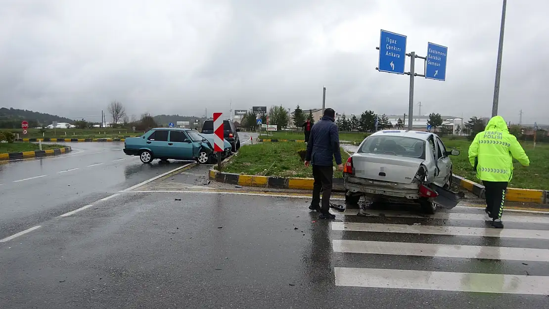 İki otomobil kavşakta çarpıştı: 2 yaralı