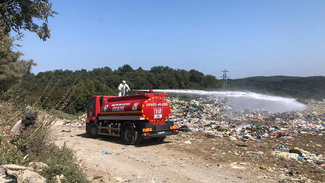 İnkumu tepesindeki çöp alanı ilaçlandı