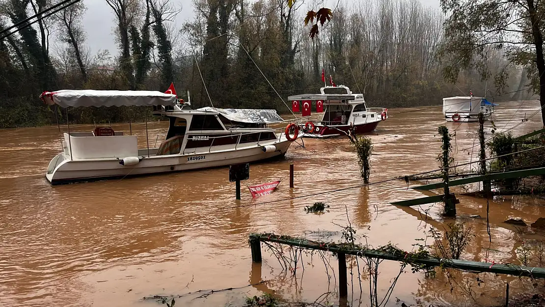 Irmak yükseldi, iskele ve yürüyüş yolları su altında kaldı