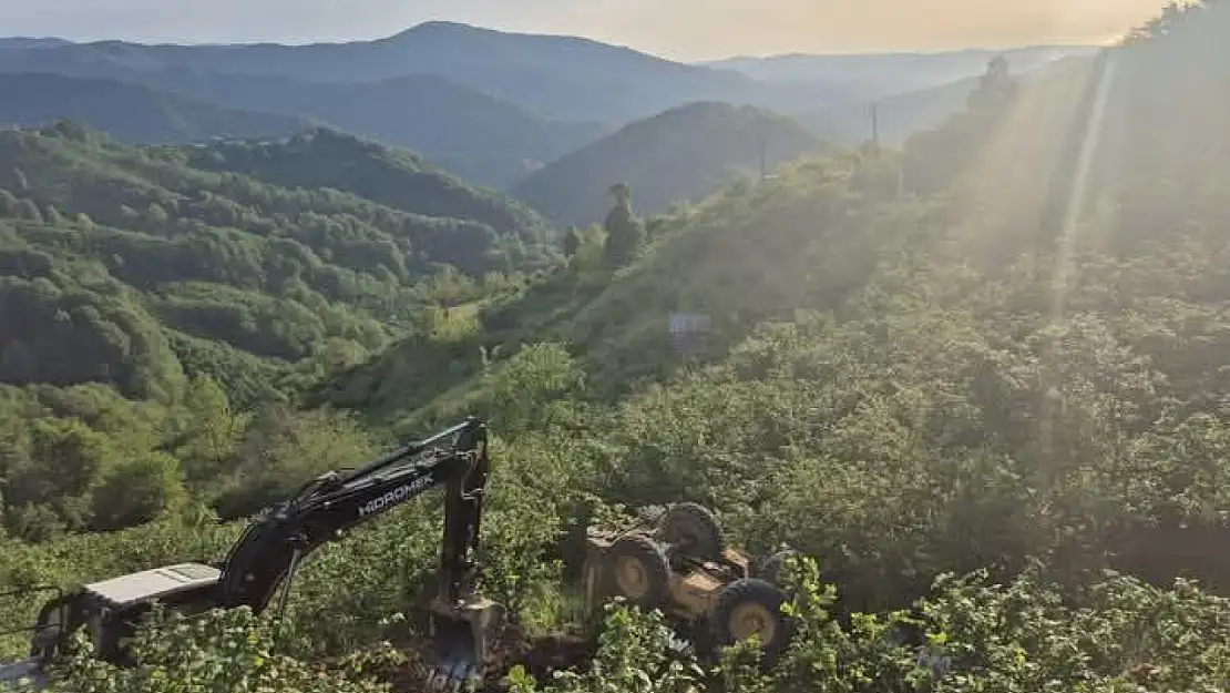 İş makinası şarampole devrildi, operatör atlayarak kurtuldu