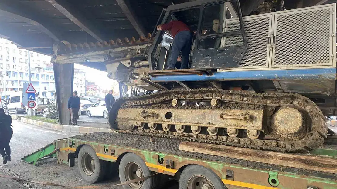 İş makinesi dorseden düştü, trafik kilitlendi