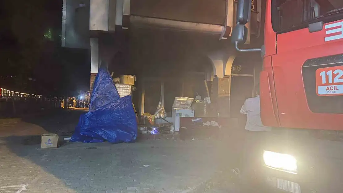 İş yerinde yangın paniği: Dumanlar apartmanı sardı