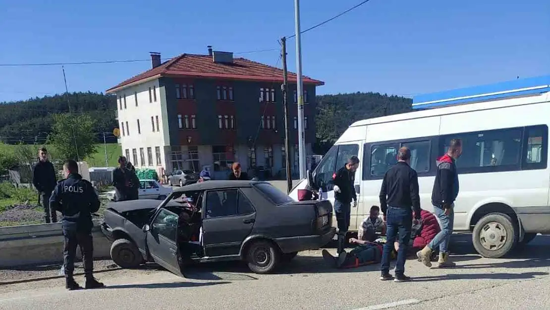 İşçi servisi otomobille çarpıştı