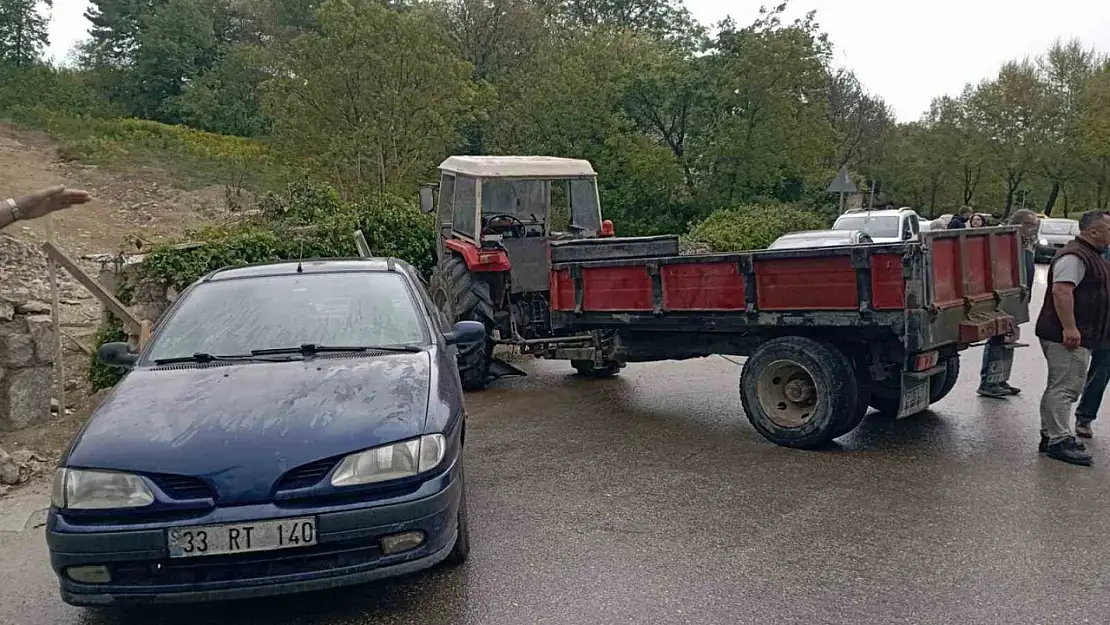 Islak yolda kayan traktör otomobile ardından duvara çarptı