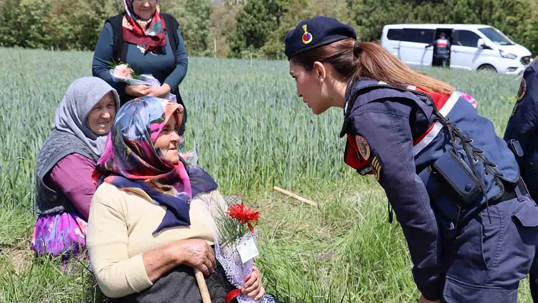 Jandarma ekipleri anneleri unutmadı