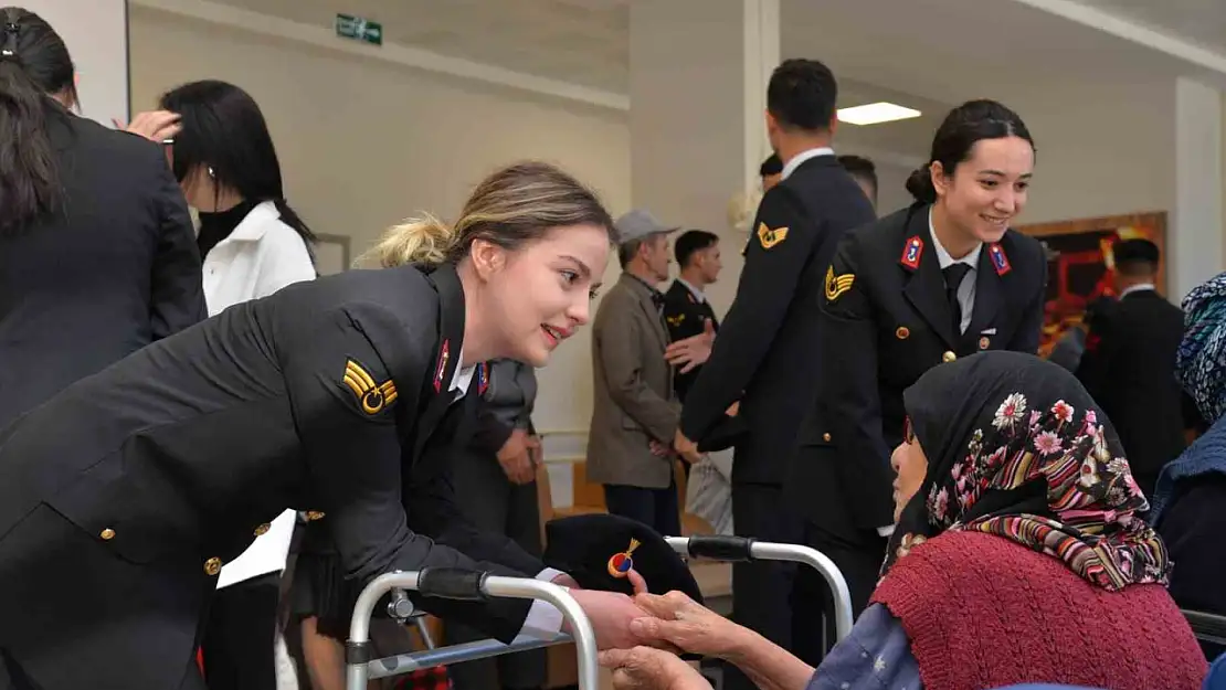 Jandarma personelleri huzurevi sakinlerinin yüzünü güldürdü