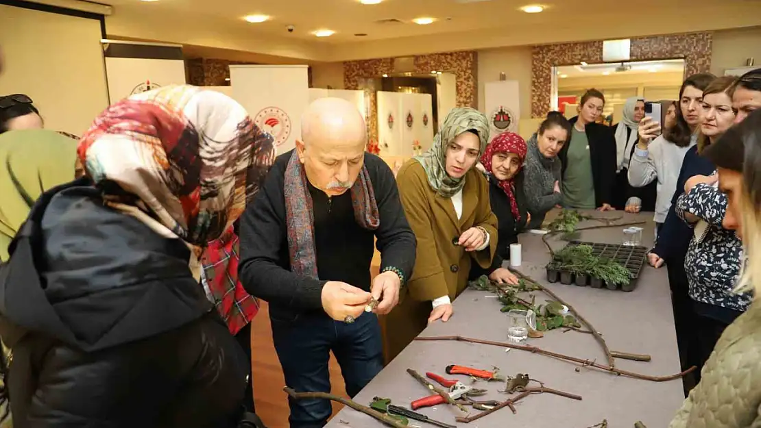 Kadın çiftçilere budaması anlatıldı