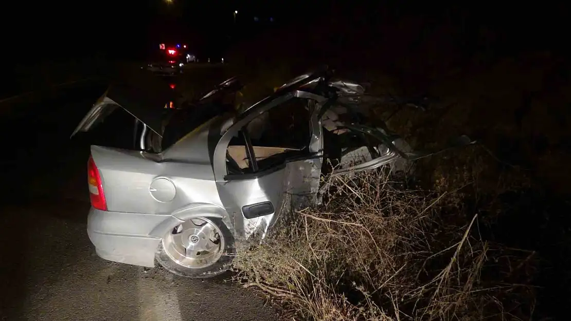 Kahramanmaraş'ta direğe çarpan otomobil ortadan ikiye ayrıldı: 1 ölü, 1 ağır yaralı