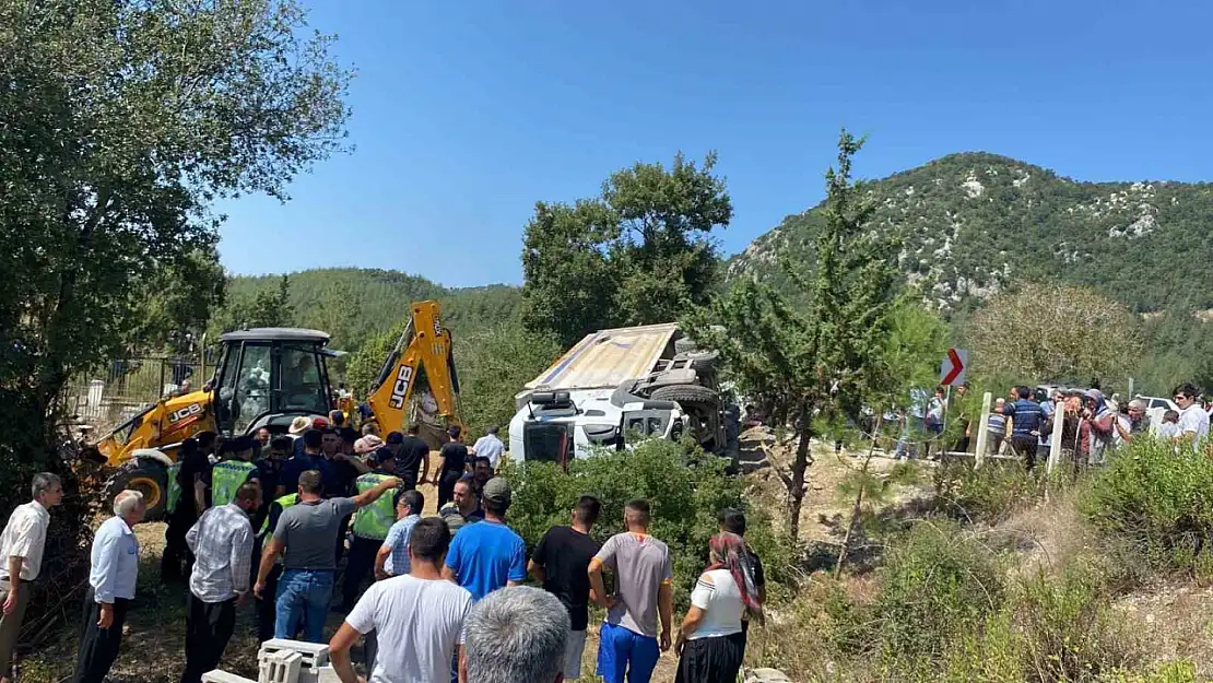 Freni patlayan kamyon kalabalığa daldı ölü ve yaralılar var