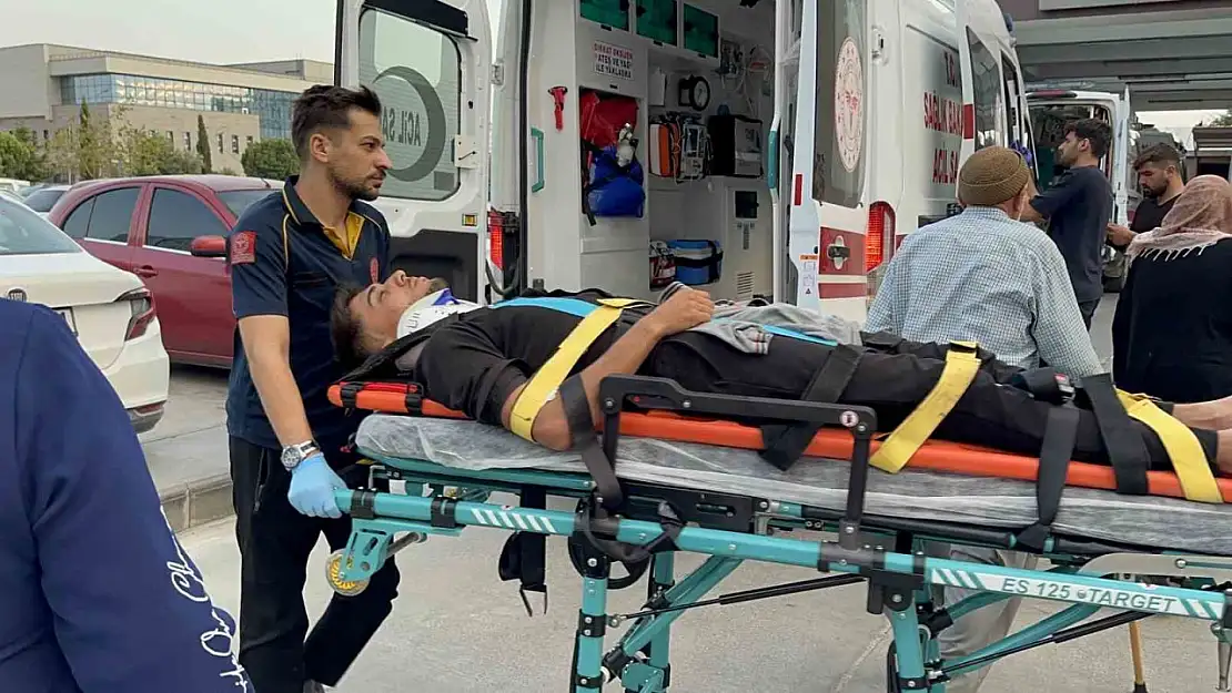 Kahta'da motosiklet otomobille çarpıştı: 2 ağır yaralı