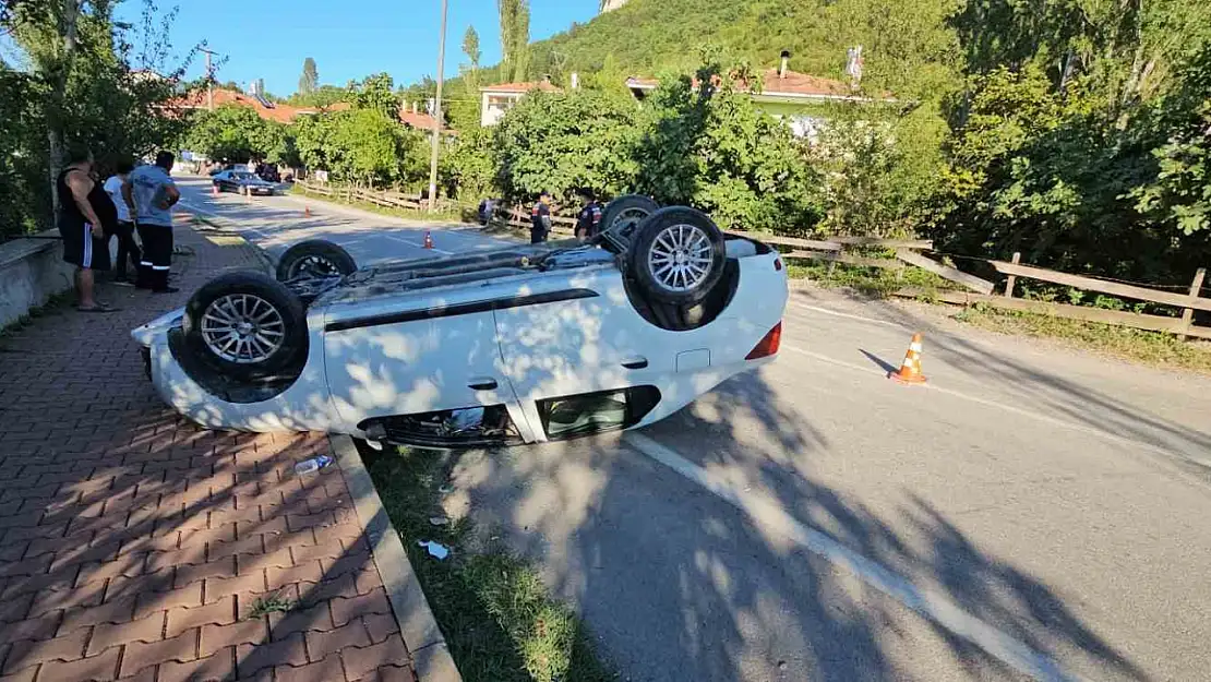 Kaldırıma çarpan otomobil takla attı: 1 yaralı